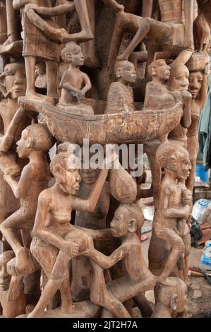 Arbre de vie, sculpture de Makonde (détail) au marché souvenir de Mwenge, Mwenge, Dar-es-Salaam, Tanzanie, Afrique. Les Makonde sont une tribu qui vit sur le bord Banque D'Images