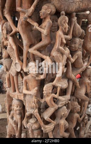 Arbre de vie, sculpture de Makonde (détail) au marché souvenir de Mwenge, Mwenge, Dar-es-Salaam, Tanzanie, Afrique. Les Makonde sont une tribu qui vit sur le bord Banque D'Images