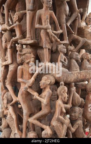 Arbre de vie, sculpture de Makonde (détail) au marché de souvenirs de Mwenge, Mwenge, Dar-es-Salaam, Tanzanie, Afrique. Banque D'Images