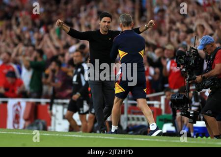 Mikel Arteta, responsable de l'arsenal (à gauche), célèbre après le coup de sifflet final lors du match de la Premier League au stade Emirates de Londres. Date de la photo: Samedi 27 août 2022. Banque D'Images