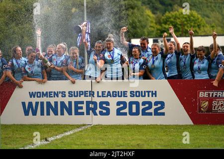 Les démons de Cardiff célèbrent la victoire de la Grande finale. 27 août 2022. Pandy Park, Crosskeys Wales. Crédit:: Penallta Photographics/Alamy Live Banque D'Images