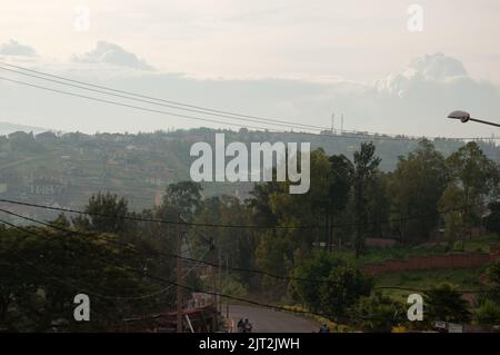 Brume sur Kigali, Kigali, Rwanda. Le Rwanda est connu comme le pays des mille collines, et Kigali est réparti sur plusieurs d'entre elles. Banque D'Images