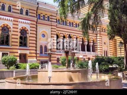 Tbilissi, Géorgie - 07 23 2022: Trois ballerines fontaine à côté de l'Opéra et du Ballet Théâtre de Tbilissi bâtiment sur l'avenue Shota Rustaveli vu en chaud Banque D'Images