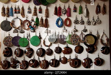 Bagues d'oreille en vente au marché souvenir de Mwenge, Mwenge, Dar-es-Salaam, Tanzanie, Afrique. Mwenge est une banlieue de Dar-es-Salaam, où les artistes de Makonde peuvent Banque D'Images