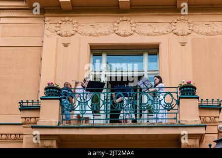 Un groupe de flûtistes se présentant sur le balcon de la célèbre Villa Low-Beer pendant la nuit du musée de Brno Banque D'Images