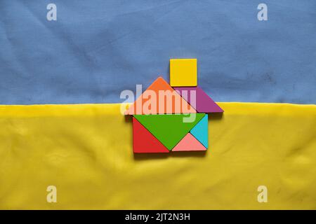 Le drapeau national jaune-bleu de l'Ukraine comme un fond et une maison d'enfants faite de cubes, il n'y a pas de guerre en Ukraine, nous avons la paix et la liberté a Banque D'Images