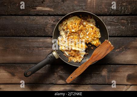 poêle à frire avec œuf et légumes frits sur la table dans la cuisine pour le déjeuner, la nourriture Banque D'Images