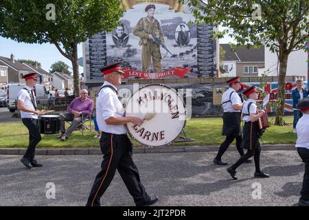 Ballyclar, Royaume-Uni. 27 août 2022. Le groupe d'accordéon de Killyglen de Larne passe par une fresque de WW2. Crédit : Steve Nimmons/Alamy Live News Banque D'Images