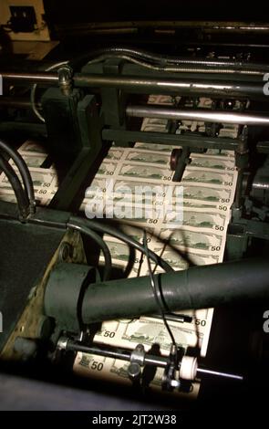 La nouvelle facture de cinquante dollars est automatiquement empilée dans des feuilles non coupées de 32 au Bureau des États-Unis d'gravure avec de nouvelles mesures de sécurité et de lutte contre la contrefaçon, 12 juin 1997 à Washington, D.C. Banque D'Images