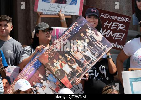 Austin, Texas, États-Unis. 27th août 2022. Les familles des 24 mai qui ont tiré à Uvalde, au Texas, et les supporters se rassemblent au Capitole du Texas pour demander au gouverneur Greg Abbott de prendre des mesures contre la violence par les armes à feu qui a secoué les écoles du Texas. D'autres victimes des fusillades de Santa Fe, TX et Marjorie Stoneman Douglas ont également participé. (Image de crédit : © Bob Daemmrich/ZUMA Press Wire) Banque D'Images