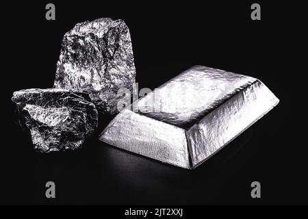 palladium pierre et lingot, un métal de transition utilisé dans la production d'équipement aérospatial, fond noir, isolé Banque D'Images