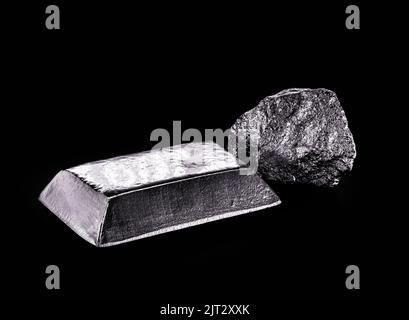 palladium pierre et lingot, un métal de transition utilisé dans la production d'équipement aérospatial, fond noir, isolé Banque D'Images