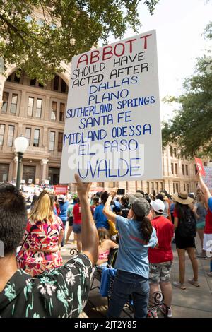 Austin, Texas, États-Unis. 27th août 2022. Les familles des 24 mai qui ont tiré à Uvalde, au Texas, et les supporters se rassemblent au Capitole du Texas pour demander au gouverneur Greg Abbott de prendre des mesures contre la violence par les armes à feu qui a secoué les écoles du Texas. D'autres victimes des fusillades de Santa Fe, TX et Marjorie Stoneman Douglas ont également participé. (Image de crédit : © Bob Daemmrich/ZUMA Press Wire) Banque D'Images