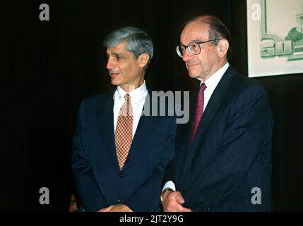 Alan Greenspan, président de la Réserve fédérale des États-Unis, à droite, et Robert Rubin, secrétaire au Trésor, ont quitté l'hôtel lors d'un événement qui a dévoilé la nouvelle note de cinquante dollars au Bureau d'État des États-Unis d'gravure, 12 juin 1997, à Washington Banque D'Images