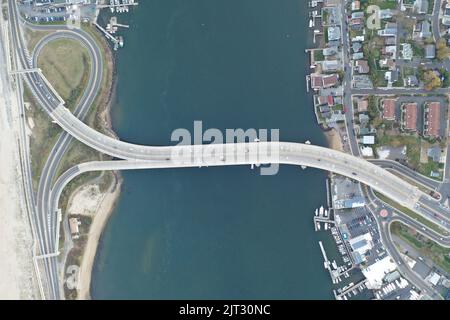 Vue aérienne du pont Highlands-Sea Bright Bridge au-dessus de la rivière Shrewsbury, dans le New Jersey, en plein jour Banque D'Images