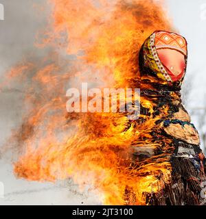 Orel, Russie - 26 février 2017 : Fête de la Maslenitsa. Burning Maslenitsa Lady Closeup Banque D'Images