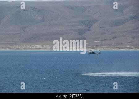 220825-N-DK042-1066 un hélicoptère MH-60s Sea Hawk attaché à l'Escadron de combat en mer (HSC) 21 déploie une mine Mark 65 QuickStrike à Pyramid Cove au cours d'un exercice d'entraînement en direct contre-mesure de la mine (MCM) au large de la côte de l'île San Clemente, le 24 août 2022. Le tir en direct MCM est une formation réaliste et pertinente qui permet à nos forces communes et multidomaines d'intégrer et de répéter une capacité critique et des compétences complexes. (É.-U. Photo de la marine par le spécialiste des communications de masse 1st Class Storm Henry) Banque D'Images