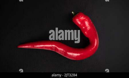 piment rouge chaud sur fond sombre... Banque D'Images