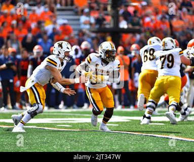 27 août 2022: Les cow-boys du Wyoming reviennent Titus Swen (2) en action pendant le match de football de la NCAA entre Illinois Fighting Illini vs Wyoming Cowboys au Memorial Stadium de Champaign, Illinois. Dean Reid/CSM. Banque D'Images
