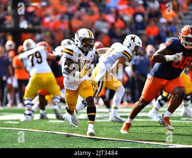 27 août 2022: Les cow-boys du Wyoming reviennent Titus Swen (2) en action pendant le match de football de la NCAA entre Illinois Fighting Illini vs Wyoming Cowboys au Memorial Stadium de Champaign, Illinois. Dean Reid/CSM. Banque D'Images