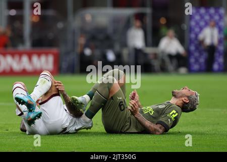 Theo Hernandez de l'AC Milan blessé pendant la série Un match de football 2022/23 entre l'AC Milan et Udinese Calcio au stade Giuseppe Meazza, Milan, Italie sur 27 août 2022 Banque D'Images