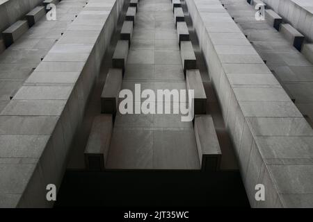 Vue en angle bas de l'extérieur du bâtiment en béton Banque D'Images
