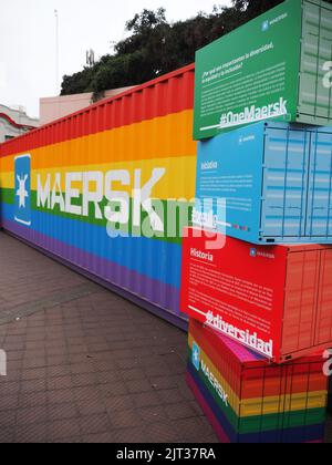 Conteneur arc-en-ciel de Maersk présenté dans le district de Miraflores à Lima., le conteneur arc-en-ciel de 40 pieds est ici à la sensibilisation et célèbre et confirme l’engagement de Maersk envers la diversité, l’équité et l’inclusion. Banque D'Images