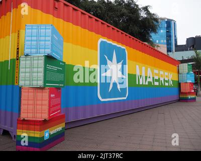 Conteneur arc-en-ciel de Maersk présenté dans le district de Miraflores à Lima., le conteneur arc-en-ciel de 40 pieds est ici à la sensibilisation et célèbre et confirme l’engagement de Maersk envers la diversité, l’équité et l’inclusion. Banque D'Images