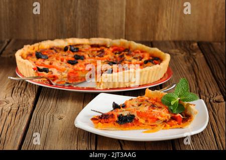 Tarte aux tomates avec olives sur fond de bois horizontal Banque D'Images