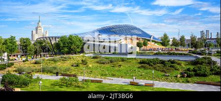 Panorama du parc Zaryadye, Moscou, Russie. C'est une nouvelle attraction touristique de la ville. Vue panoramique de l'amphithéâtre de Zaryadye Banque D'Images