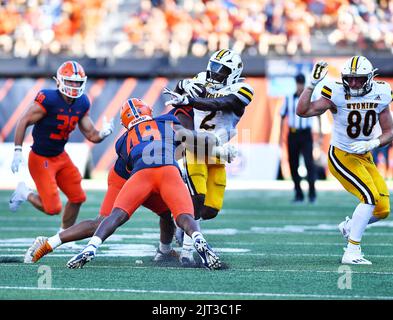 27 août 2022: Les cow-boys du Wyoming en arrière Titus Swen (2) tente de s'éloigner de l'Illinois Fighting Illini linebacker Seth Coleman (49) pendant le match de football de la NCAA entre l'Illinois Fighting Illini vs les Cowboys du Wyoming au Memorial Stadium à Champaign, Illinois. Dean Reid/CSM. Banque D'Images