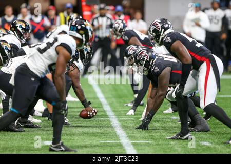 Atlanta, Géorgie, États-Unis. 27th août 2022. Atlanta Falcons à la ligne de scrimage pendant le match de pré-saison contre les Jacksonville Jaguars au stade Mercedes-Benz. (Credit image: © Debby Wong/ZUMA Press Wire) Credit: ZUMA Press, Inc./Alamy Live News Banque D'Images