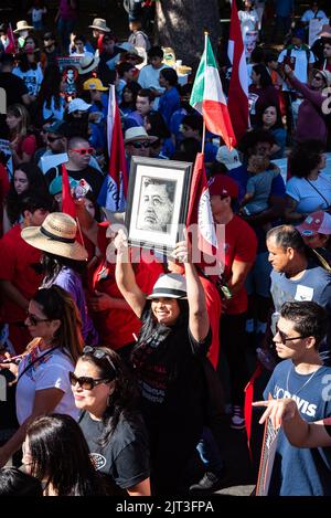 Photo d'une femme tenant une photo encadrée du dirigeant de l'UFW, Cesar Chavez, au capitole de Sacramento dans le cadre d'une marche des ouvriers agricoles en AB2183. Banque D'Images