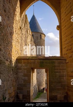 Carcassonne, France - 21 février 2022 : vue sur les remparts de la ville de Carcassonne en hiver, avec deux personnes méconnaissables vues de loin Banque D'Images