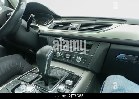 Vue de l'intérieur de la voiture avec tableau de bord, vue de la climatisation, gros plan Banque D'Images