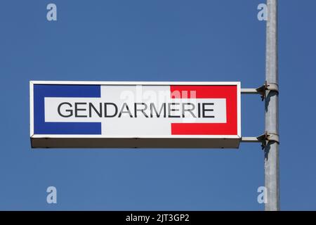 Signe de la gendarmerie française sur un poteau Banque D'Images