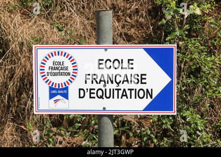 Legny, France - 20 juin 2020 : enseigne de l'école d'équitation française appelée ecole francaise d'équitation en langue française Banque D'Images