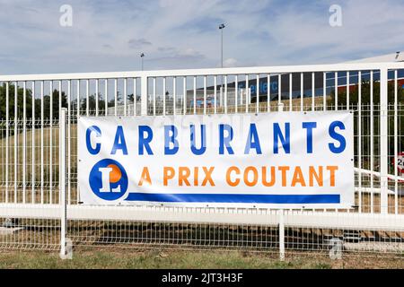 Saint Georges, France - 28 juillet 2022: Essence et diesel au prix coûtant au supermarché Leclerc en France appelé carburants à prix coutant en français Banque D'Images