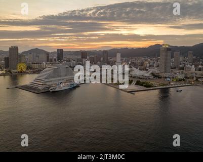 Paisible front de mer le long du parc Merikan et du centre-ville de Kobe City au coucher du soleil Banque D'Images