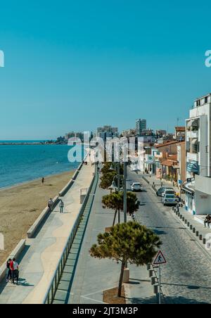 Une photo verticale d'une rue et de bâtiments sur la plage de Finikoudes depuis le château de Larnaca Banque D'Images