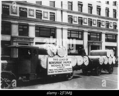 Camion chargé avec du papier journal pour le dimanche soir fois garée en face de l'immeuble Munsey, Washington, D.C. Banque D'Images