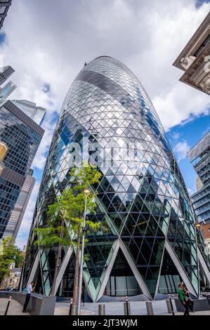 Londres, Royaume-Uni - 25 août 2022: Gratte-ciel au 30 St Mary Ax, également connu sous le nom de Gherkin, et est un bâtiment emblématique dans la ville de Londres affaires distri Banque D'Images
