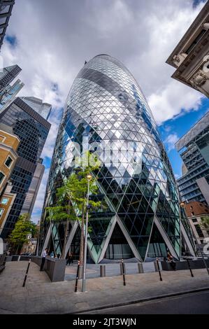 Londres, Royaume-Uni - 25 août 2022: Gratte-ciel au 30 St Mary Ax, également connu sous le nom de Gherkin, et est un bâtiment emblématique dans la ville de Londres affaires distri Banque D'Images
