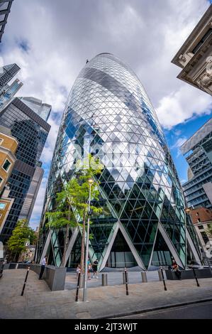 Londres, Royaume-Uni - 25 août 2022: Gratte-ciel au 30 St Mary Ax, également connu sous le nom de Gherkin, et est un bâtiment emblématique dans la ville de Londres affaires distri Banque D'Images