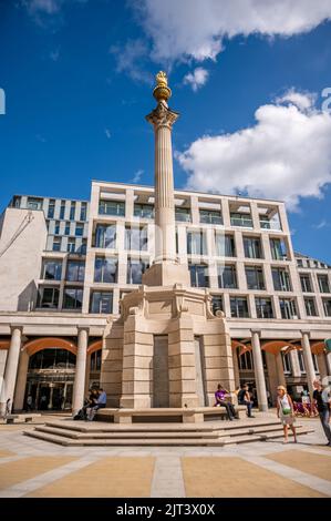 Londres, Royaume-Uni - 25 août 2022: Colonne Paternoster Square dans le quartier financier sur 27 septembre 2013 à Londres, Royaume-Uni. Banque D'Images