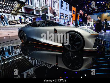 (220828) -- CHENGDU, 28 août 2022 (Xinhua) -- les visiteurs voient un prototype Lynk & Co au salon automobile de Chengdu 2022 à Chengdu, capitale de la province du Sichuan, dans le sud-ouest de la Chine, le 26 août 2022. Le salon de l'automobile, avec la participation de quelque 1 600 voitures de plus de 100 marques du pays et de l'étranger, a débuté ici vendredi. (Xinhua/Shen Bohan) Banque D'Images