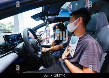 (220828) -- CHENGDU, le 28 août 2022 (Xinhua) -- les visiteurs découvrent une voiture de BYD au Chengdu Motor Show 2022 à Chengdu, capitale de la province du Sichuan, dans le sud-ouest de la Chine, le 26 août 2022. Le salon de l'automobile, avec la participation de quelque 1 600 voitures de plus de 100 marques du pays et de l'étranger, a débuté ici vendredi. (Xinhua/Shen Bohan) Banque D'Images