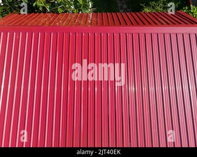 Vue aérienne du toit en tôle rouge pour la construction et la revente. Banque D'Images