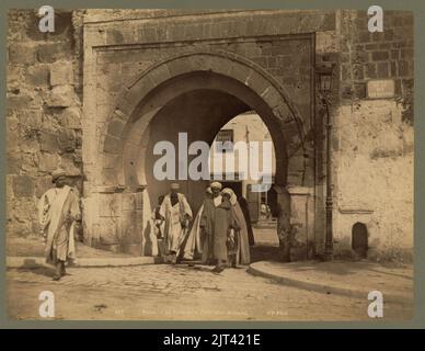 Tunis. La porte de la Folle (Bab-Menara) - ND Phot. Banque D'Images