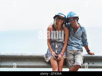 Ensemble, nous verrons le monde. Un heureux jeune couple qui passe du temps ensemble à l'extérieur. Banque D'Images